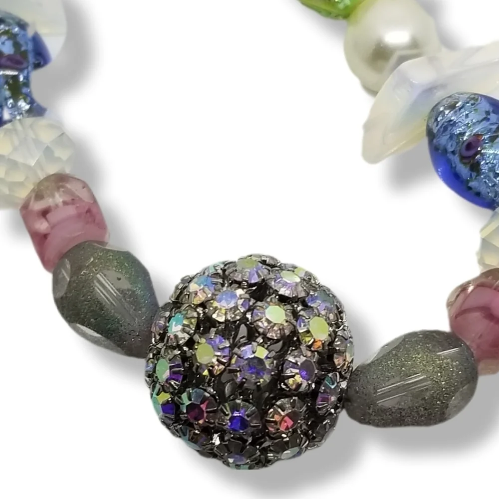 VINTAGE WHIMSICAL FLOWER DESIGN ART GLASS BEAD & FAUX PEARL NECKLACE